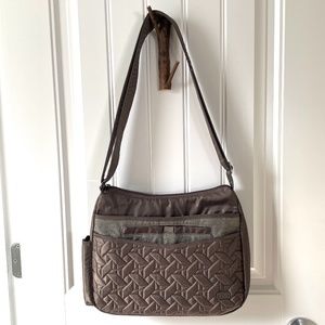 lug Breeze in Walnut